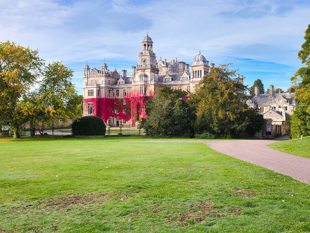 Thoresby Hall Hotel (via Wikimedia Commons, CC BY-SA 2.0)