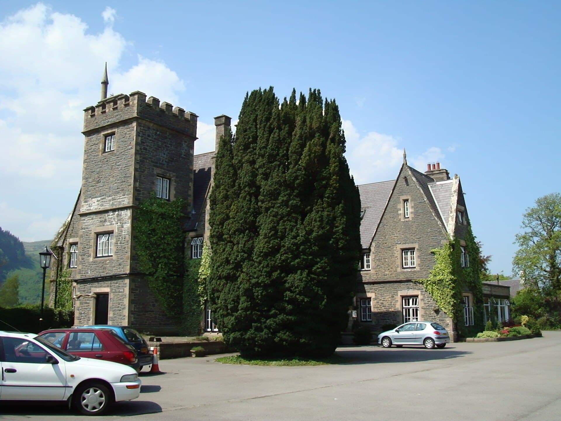 Maenan Abbey (via Wikimedia Commons, Public domain)