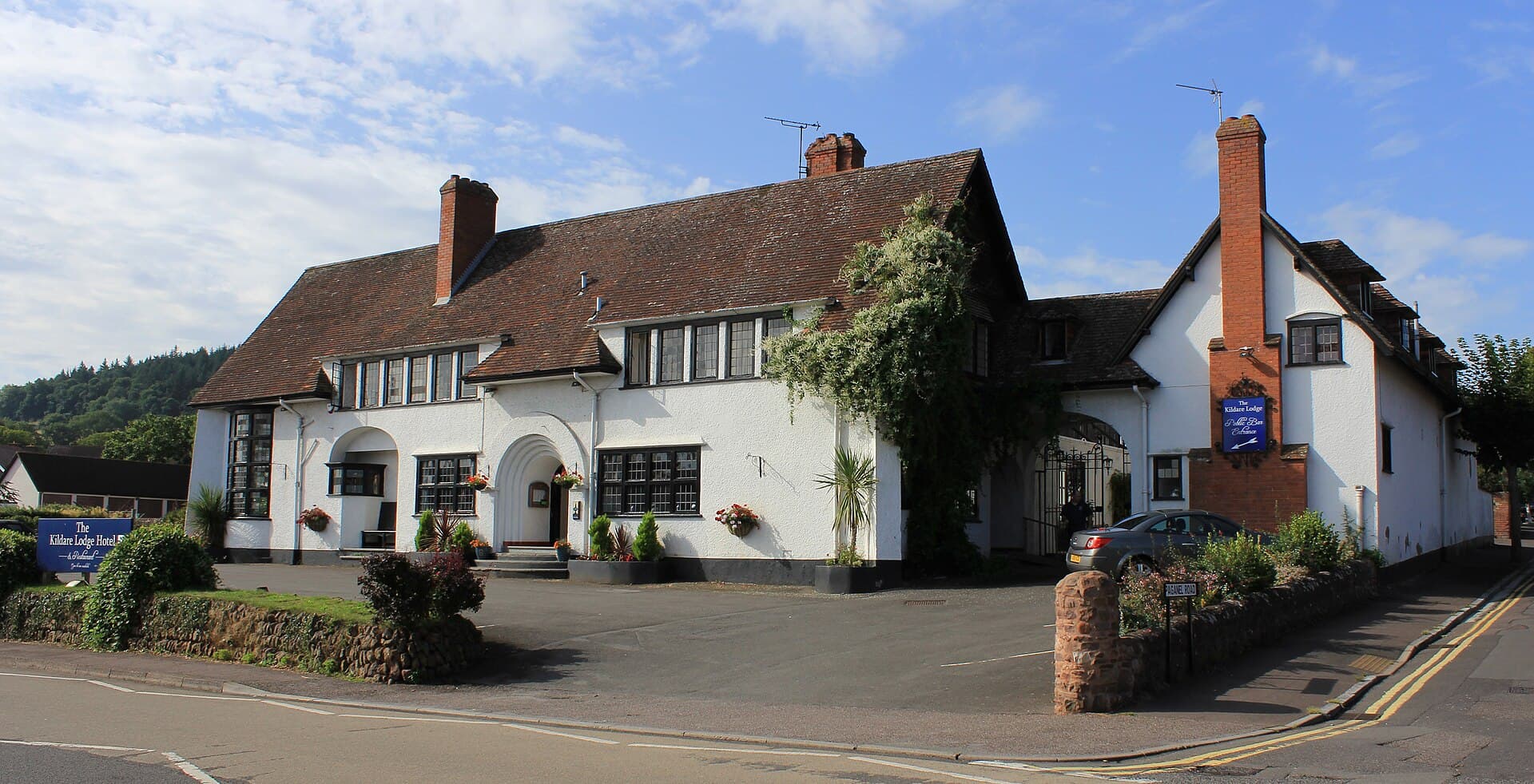 Kildare Lodge (via Wikimedia Commons, CC BY-SA 3.0)