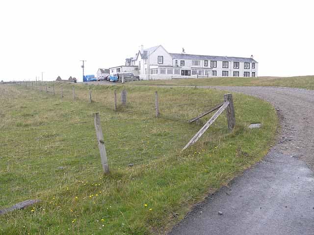 Tiree Lodge Hotel (via Wikimedia Commons, CC BY-SA 2.0)