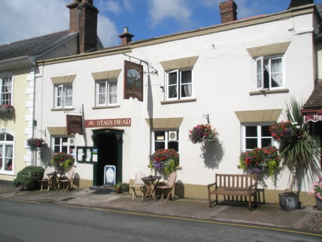 Stags Head Inn (via Wikimedia Commons, CC BY-SA 2.0)