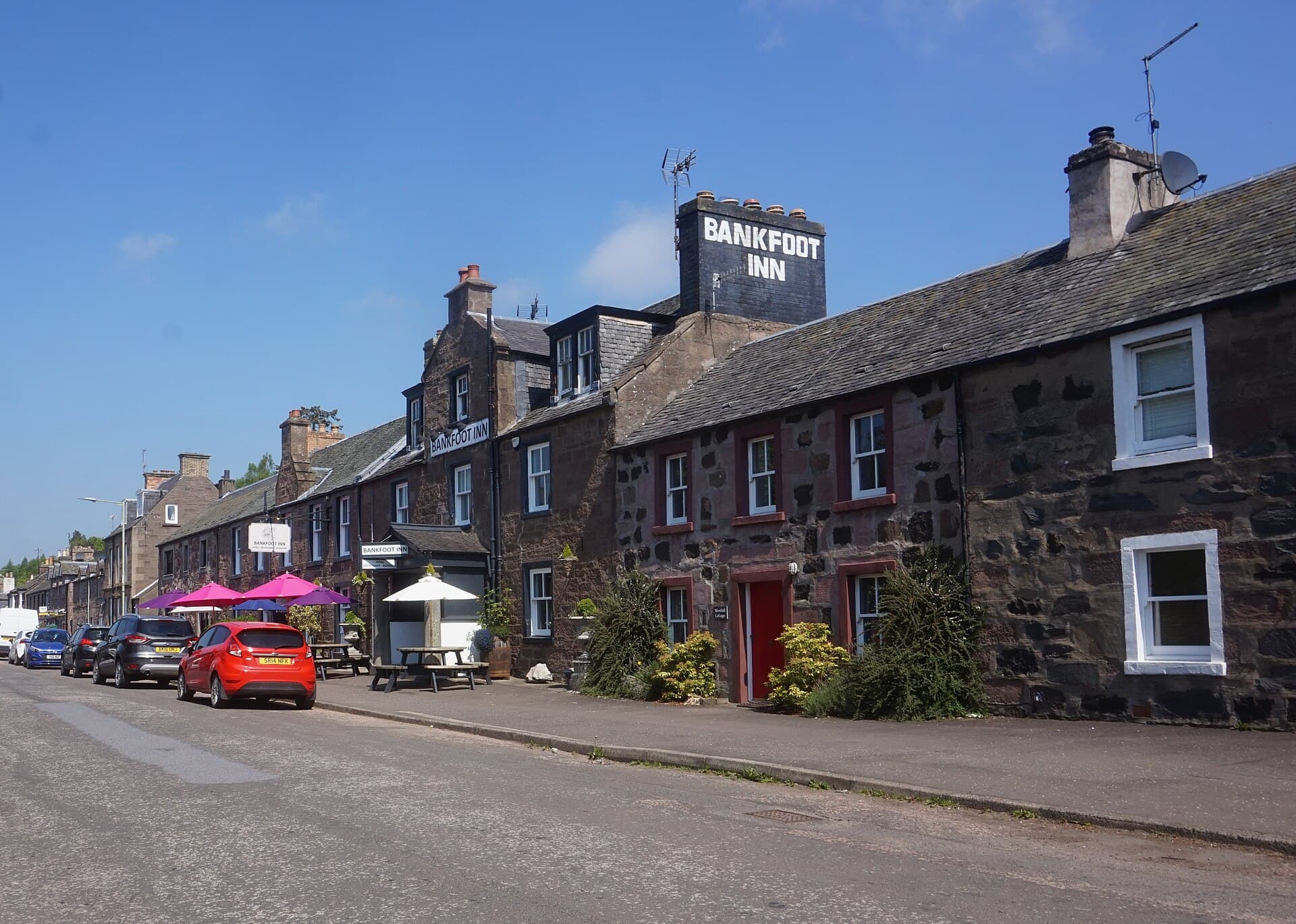 Bankfoot Inn (via Wikimedia Commons, CC BY-SA 2.0)