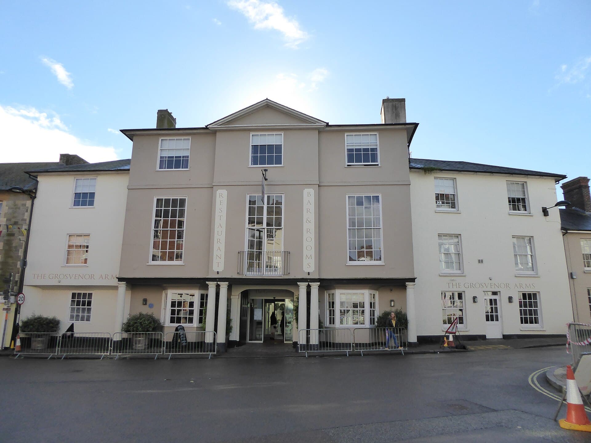 The Grosvenor Arms (via Wikimedia Commons, CC BY-SA 2.0)