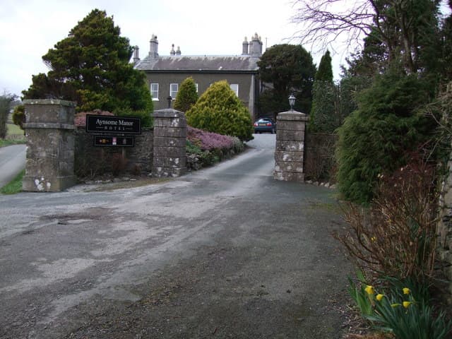 Aynsome Manor Hotel (via Wikimedia Commons, CC BY-SA 2.0)