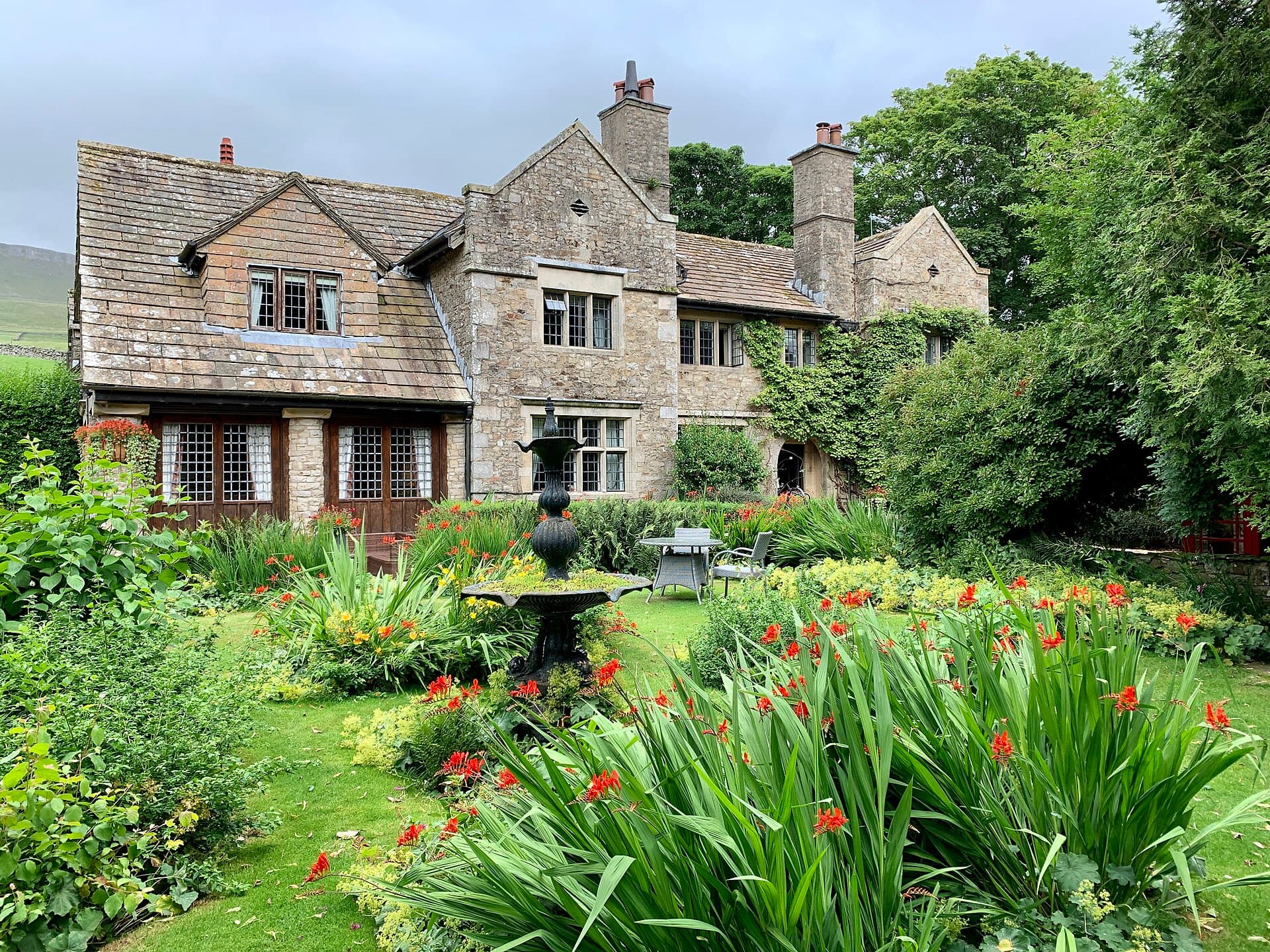 Stone House Hotel (via Wikimedia Commons, CC BY-SA 4.0)