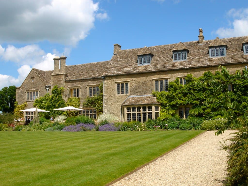 Whatley Manor (via Wikimedia Commons, CC BY 2.0)
