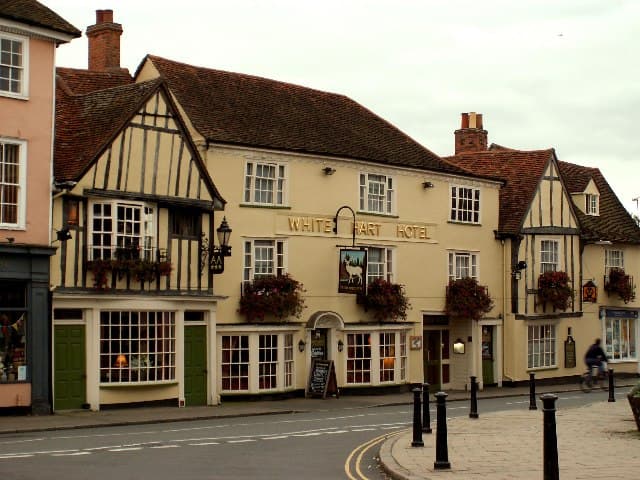 White Hart Hotel (via Wikimedia Commons, CC BY-SA 2.0)