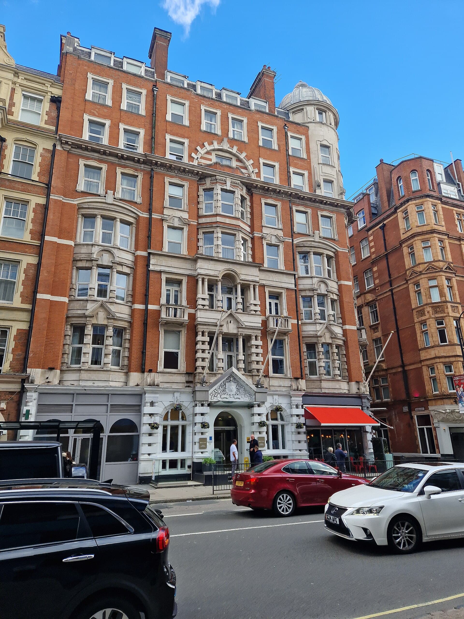 Mercure London Bloomsbury (via Wikimedia Commons, CC BY-SA 4.0)