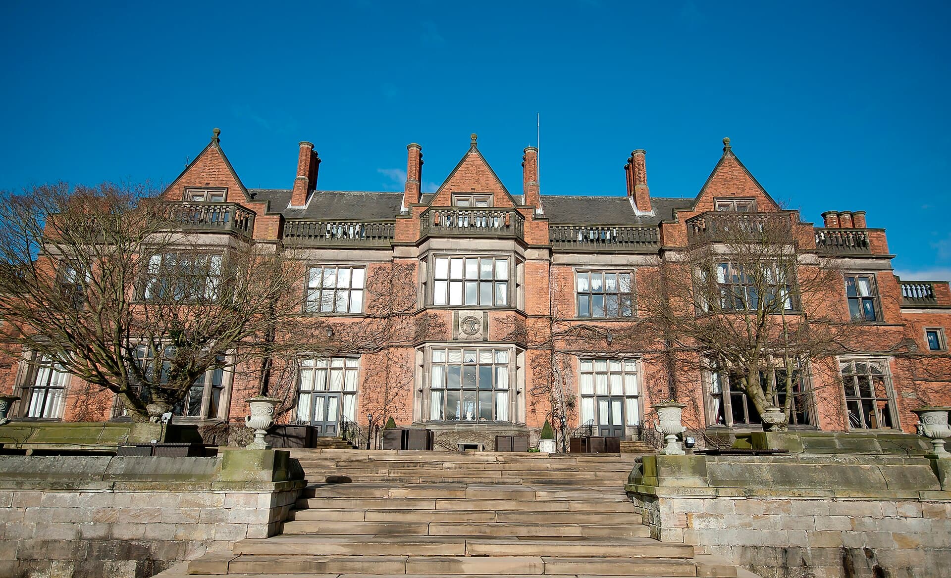 Hoar Cross Hall (via Wikimedia Commons, CC BY-SA 4.0)