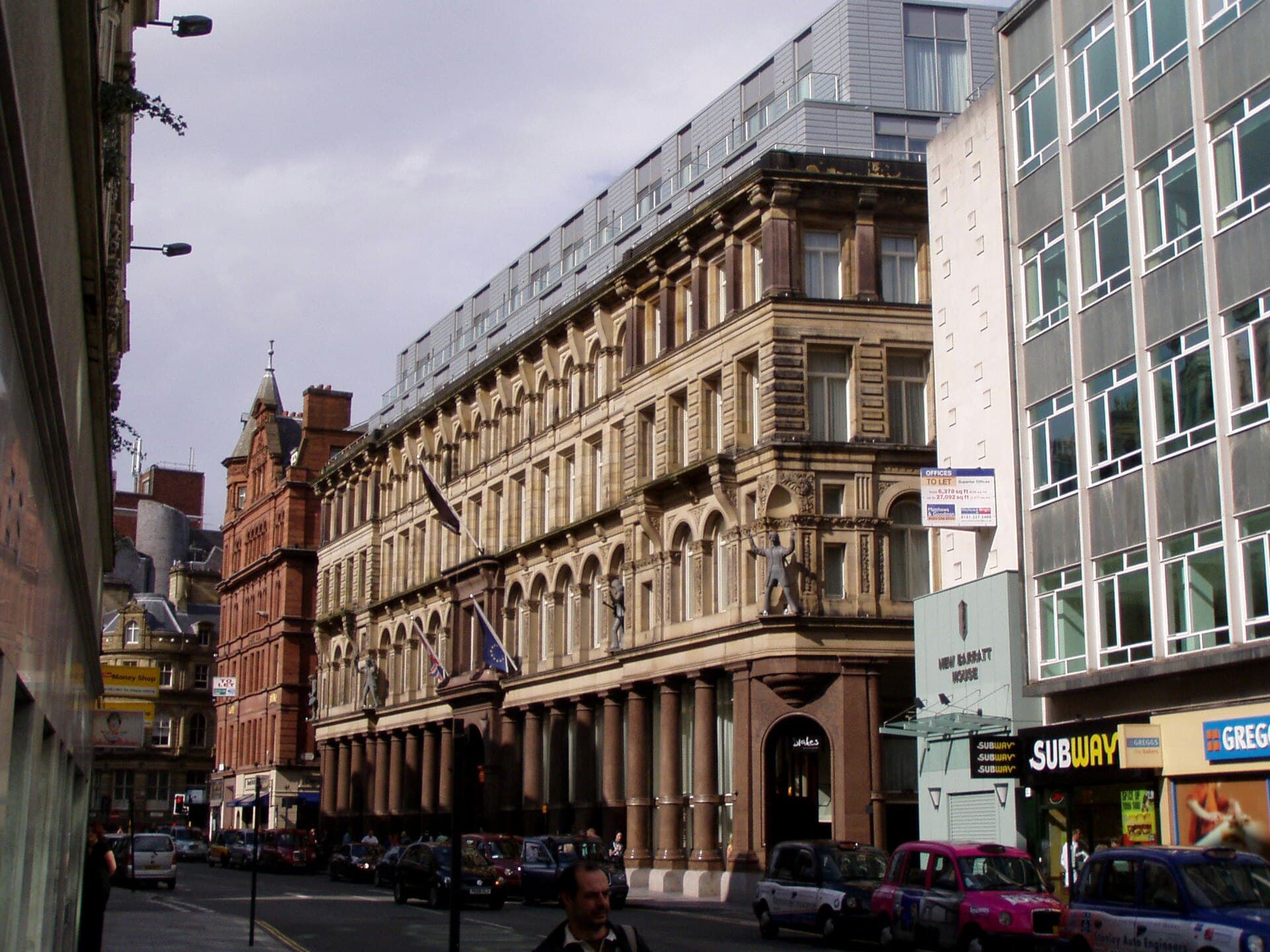 Hard Days Night Hotel (via Wikimedia Commons, CC BY-SA 3.0)