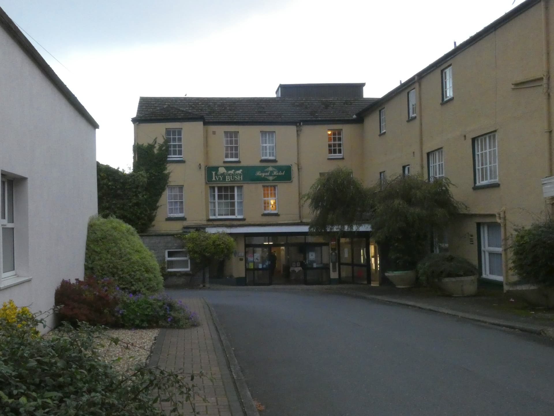Ivy Bush Royal Hotel (via Wikimedia Commons, CC BY-SA 2.0)