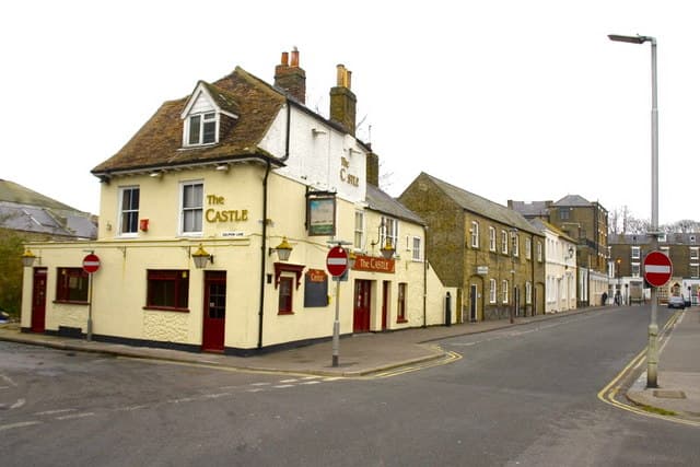 The Castle Inn (via Wikimedia Commons, CC BY-SA 2.0)