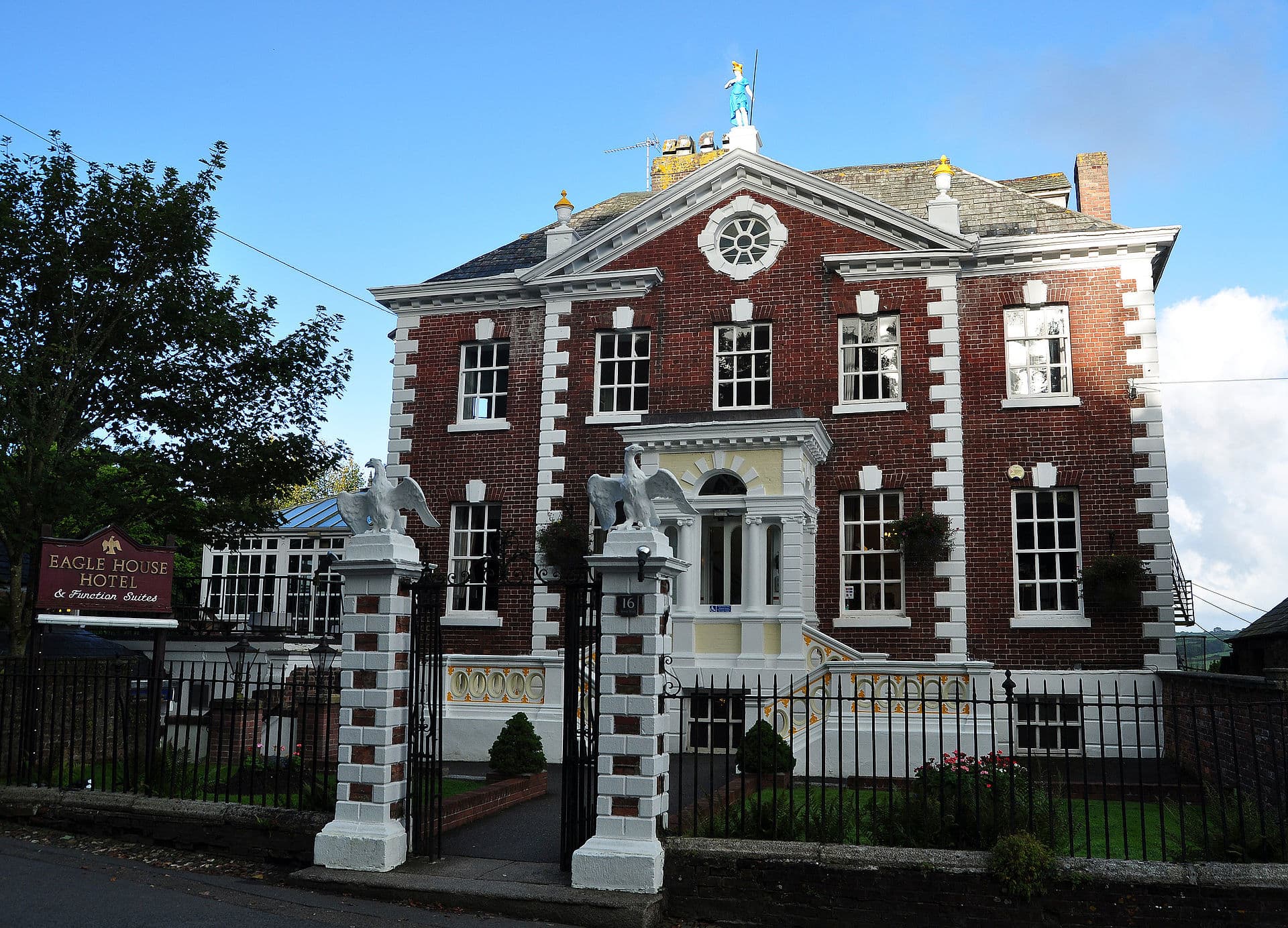 Eagle House Hotel (via Wikimedia Commons, CC BY-SA 3.0)