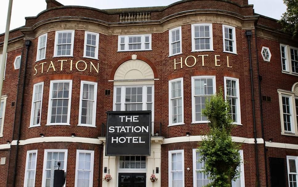 The Station Hotel (via Wikimedia Commons, CC BY-SA 4.0)