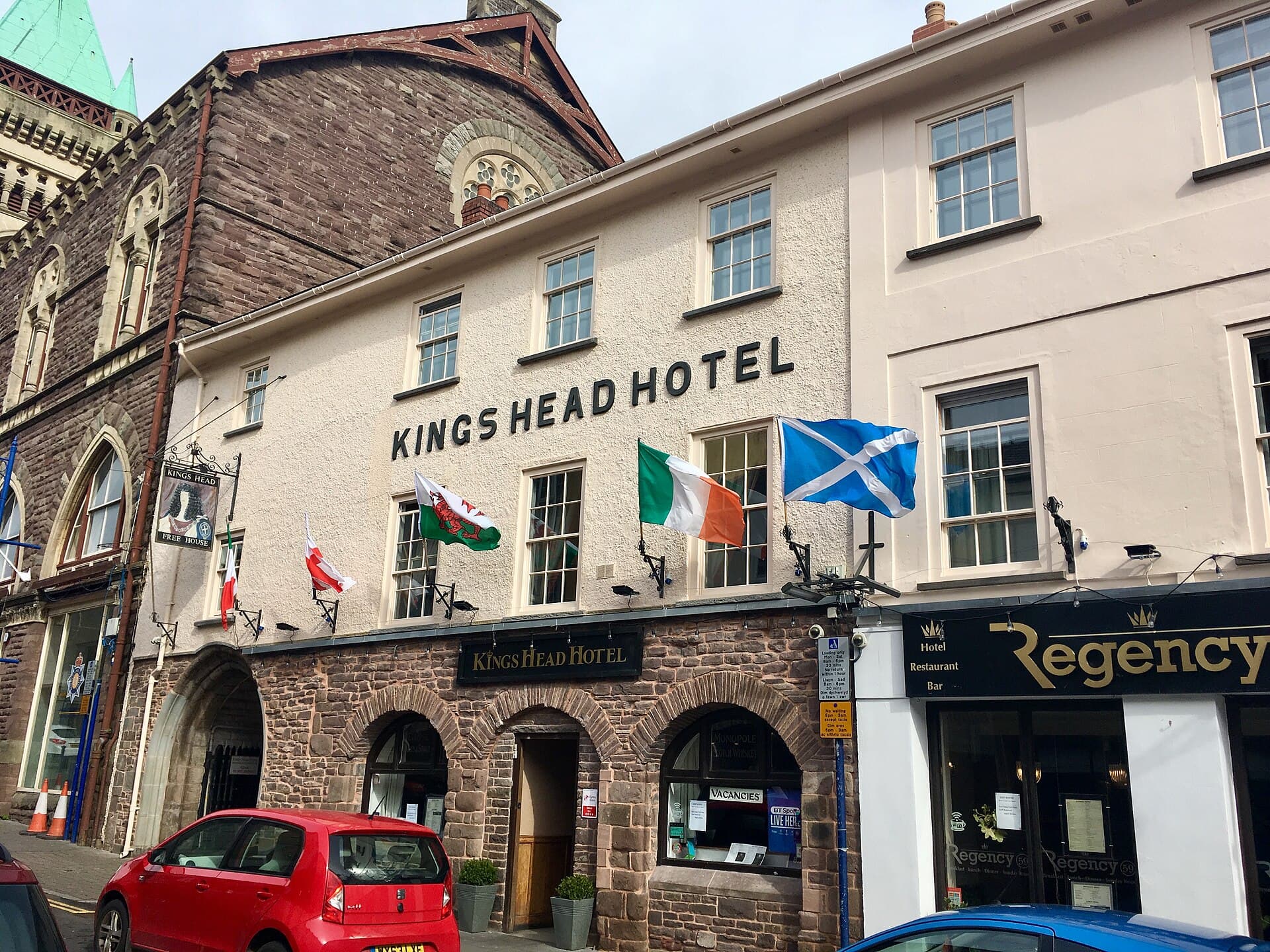 Kings Head Hotel (via Wikimedia Commons, CC BY-SA 4.0)