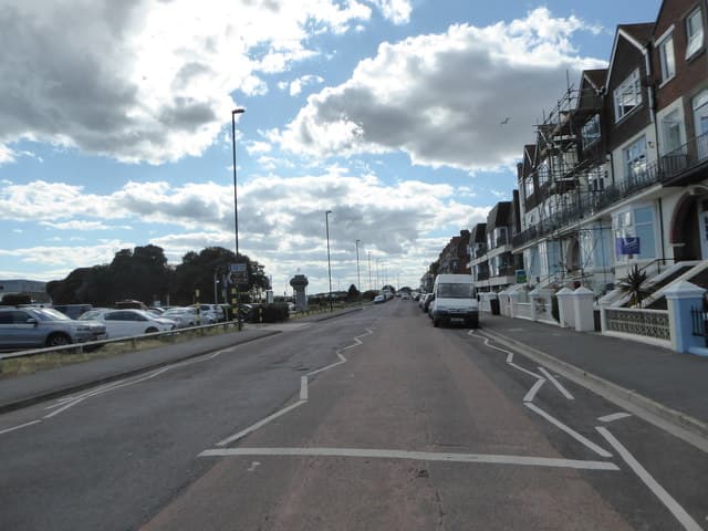 East Beach Guest House (via Wikimedia Commons, CC BY-SA 2.0)