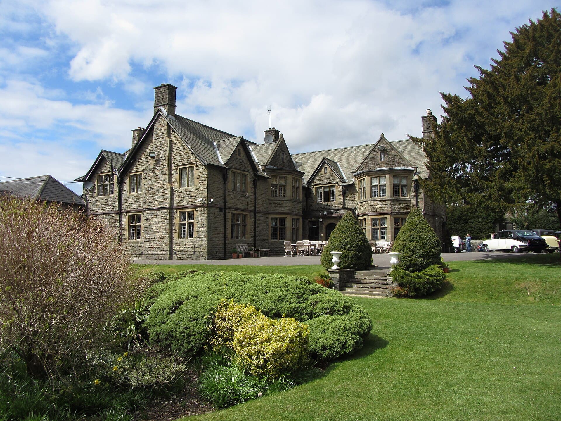 Maes Manor Country Hotel & Restaurant (via Wikimedia Commons, CC BY-SA 2.0)