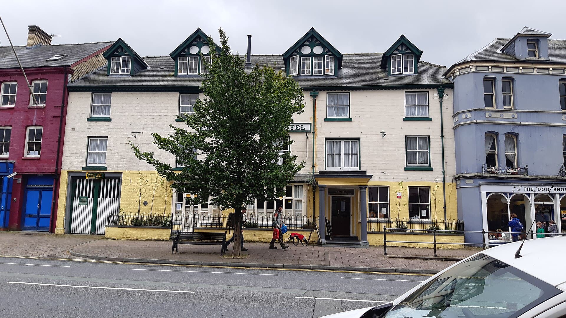 Wynnstay Arms Hotel (via Wikimedia Commons, CC BY-SA 3.0)
