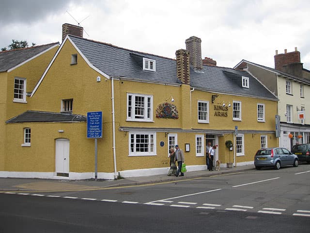 Kings Arms Hotel (via Wikimedia Commons, CC BY-SA 2.0)
