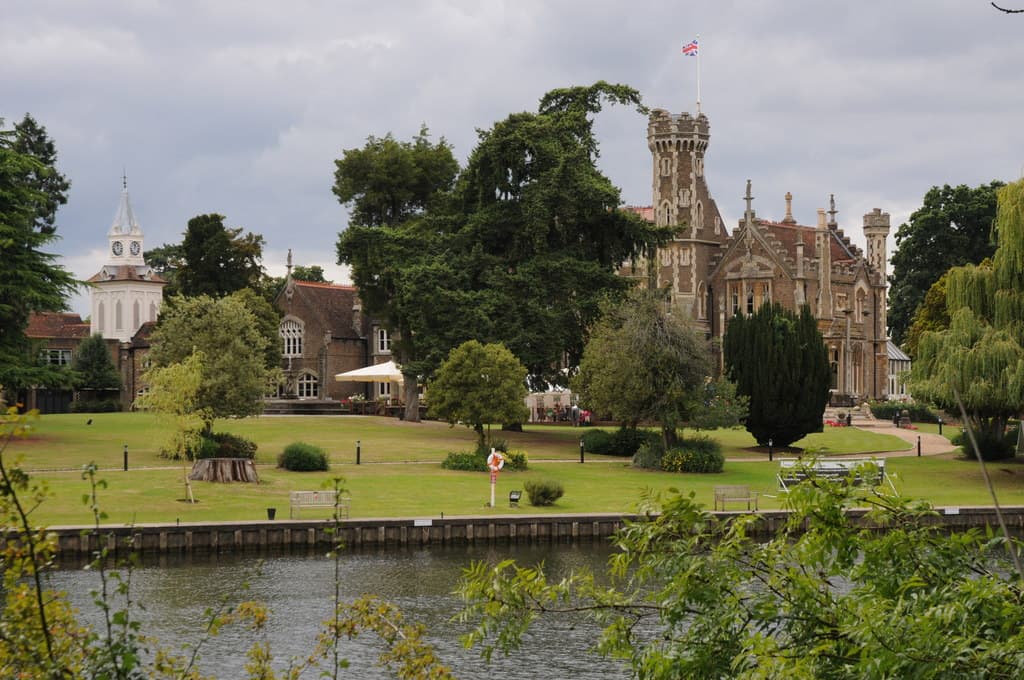 Oakley Court Hotel (via Wikimedia Commons, CC BY-SA 2.0)