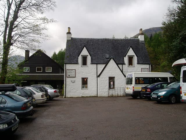 Clachaig Inn (via Wikimedia Commons, CC BY-SA 2.0)