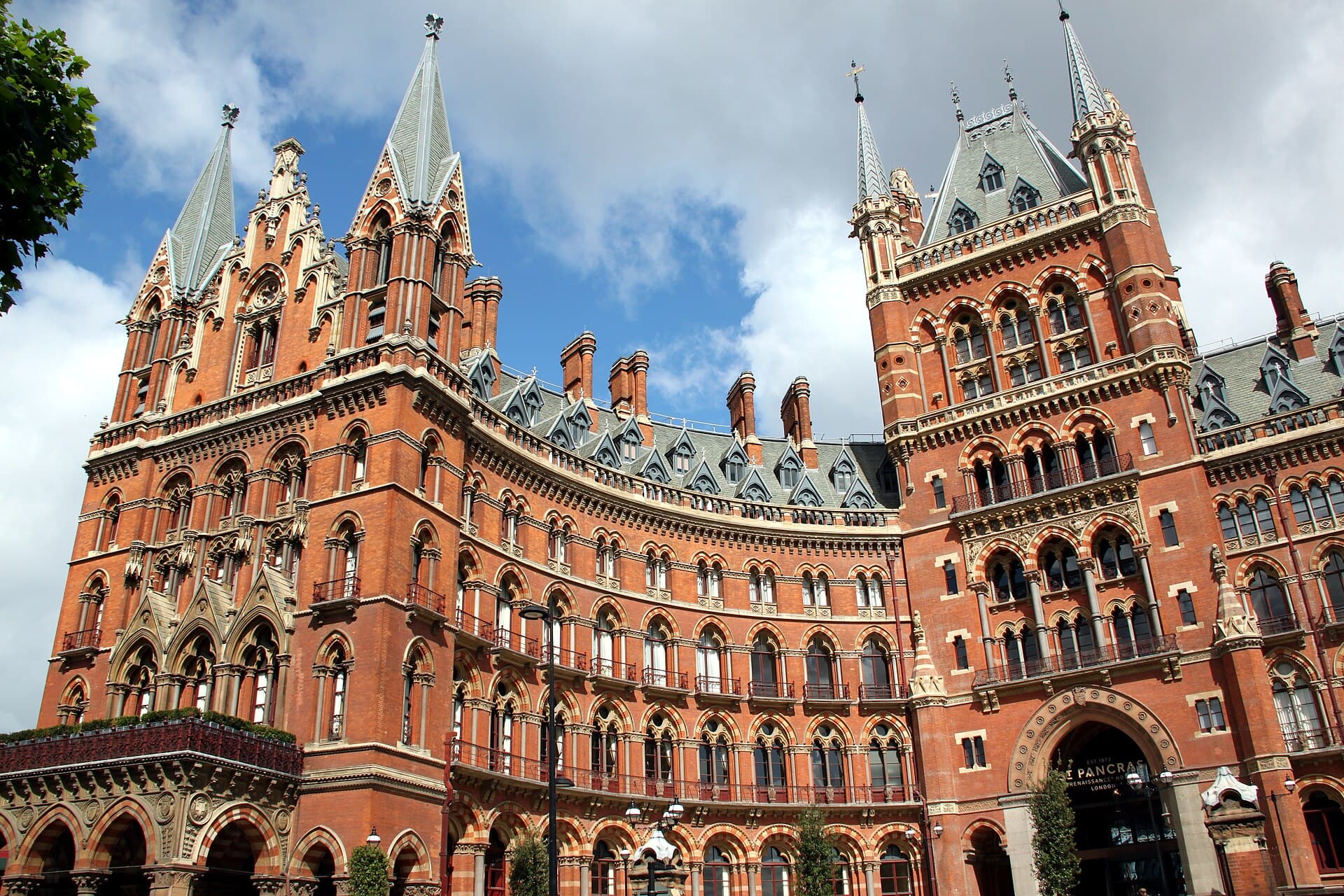 St Pancras Renaissance London Hotel (via Wikimedia Commons, CC BY-SA 3.0)