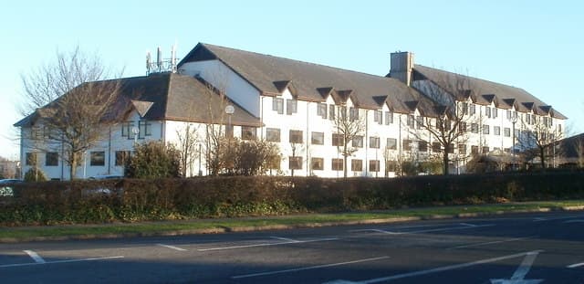 Copthorne Hotel Cardiff (via Wikimedia Commons, CC BY-SA 2.0)