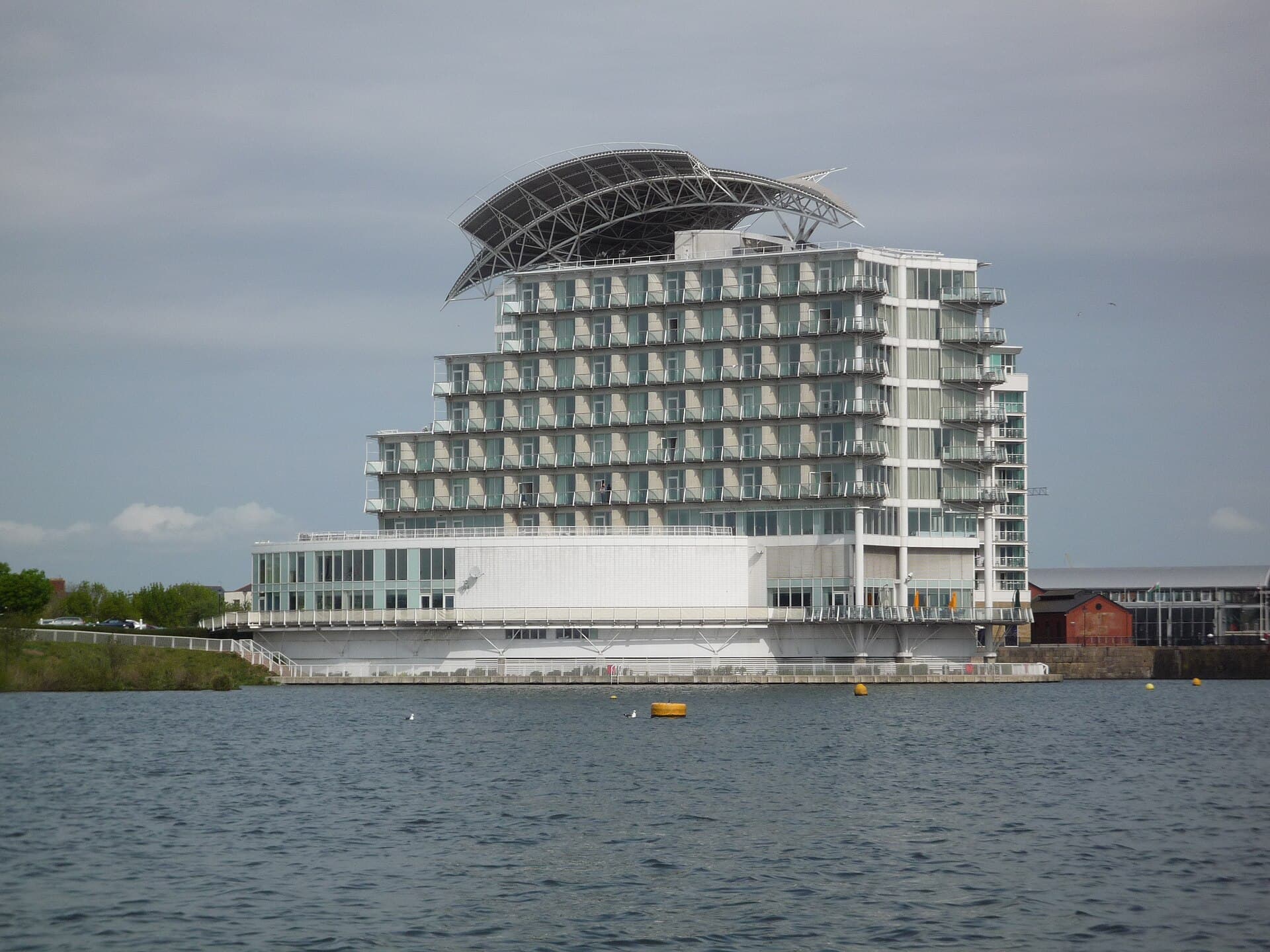 St. David's Hotel (via Wikimedia Commons, CC BY 3.0)