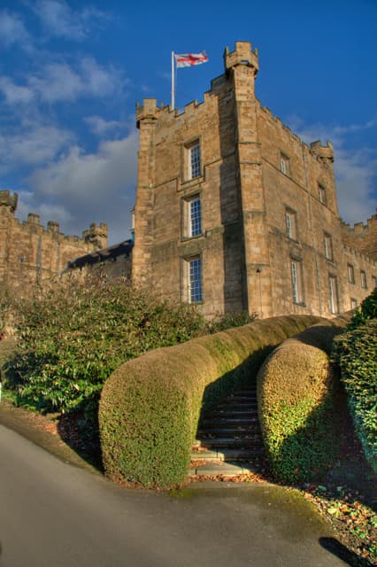 Lumley Castle (via Wikimedia Commons, CC BY-SA 2.0)