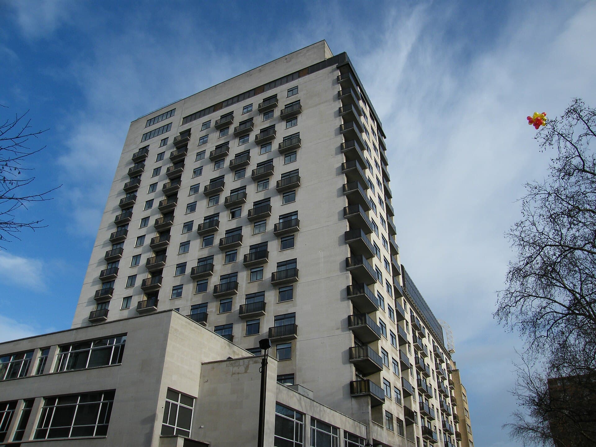 The Carlton Tower Jumeirah (via Wikimedia Commons, CC BY 2.0)