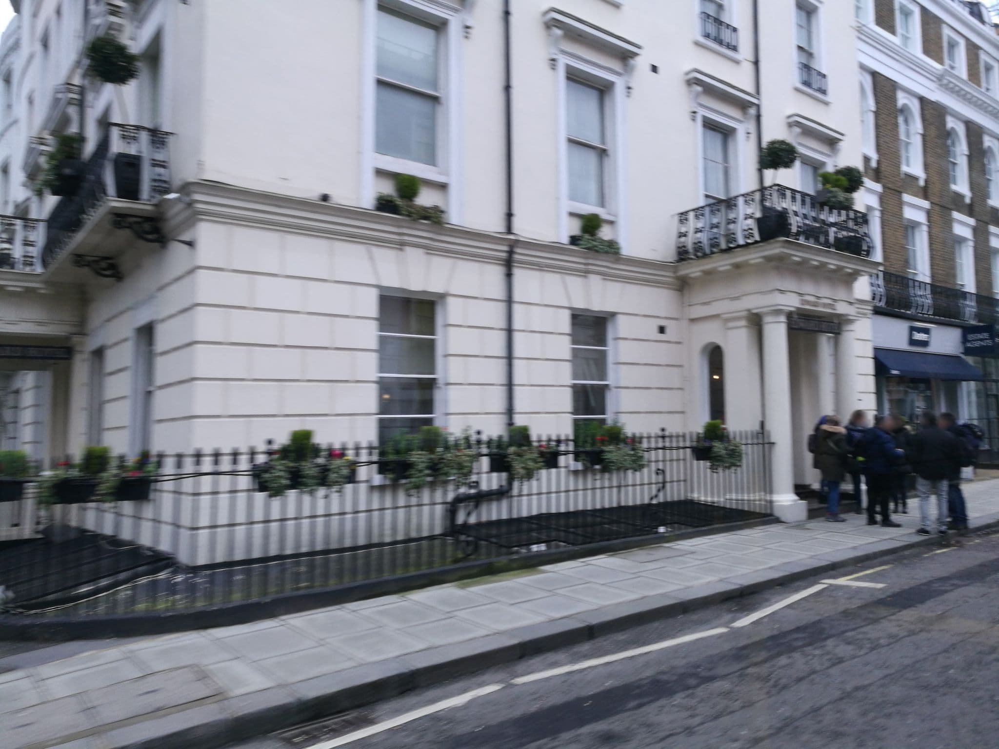 Street view near Fairways Hotel, Hyde Park