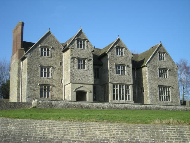 Wilderhope Manor (via Wikimedia Commons, CC BY-SA 2.0)