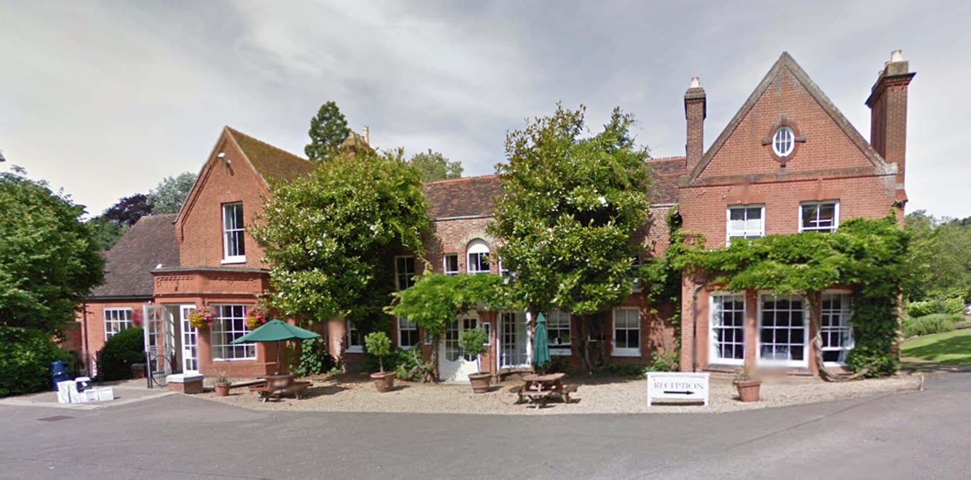 Belstead Brook Hotel (via Wikimedia Commons, CC BY-SA 4.0)