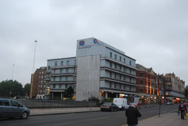 Travelodge Reading (via Wikimedia Commons, CC BY-SA 2.0)
