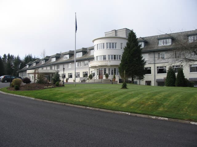 Drumossie Hotel (via Wikimedia Commons, CC BY-SA 2.0)