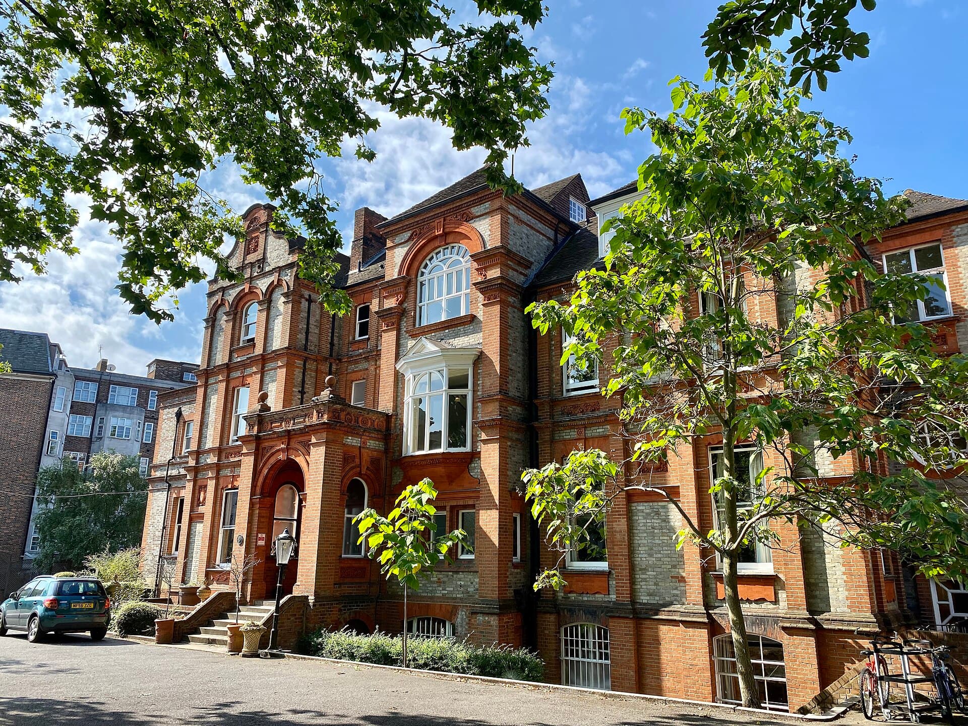 Palmers Lodge (via Wikimedia Commons, CC BY-SA 4.0)