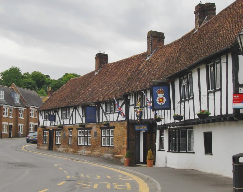 The Rose and Crown Hotel (via Wikimedia Commons, CC BY-SA 2.0)