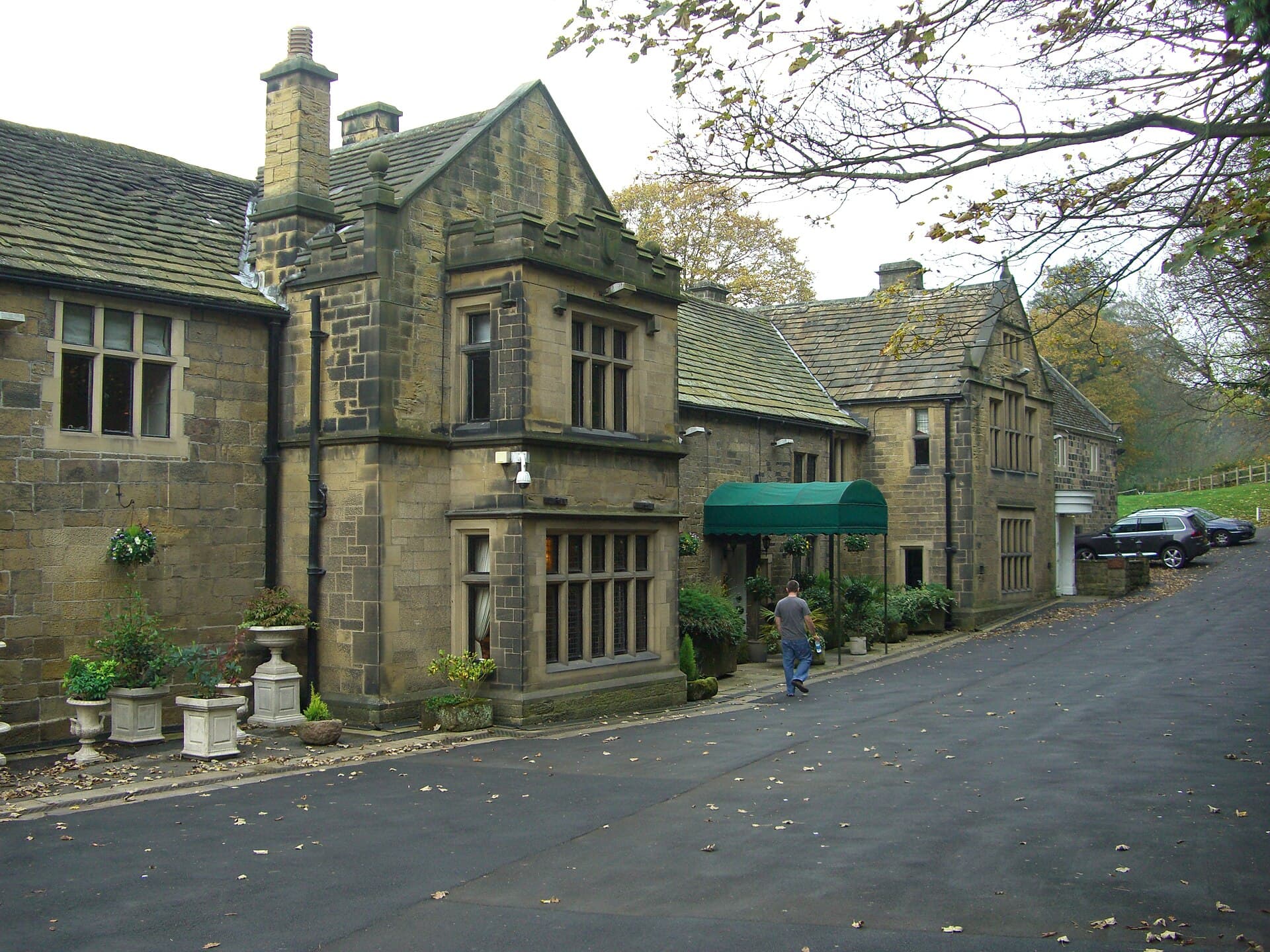Whitley Hall Hotel (via Wikimedia Commons, CC BY-SA 3.0)