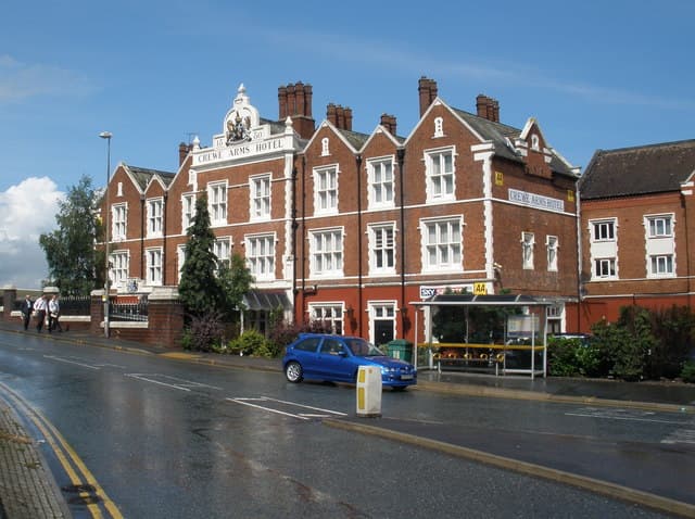 Crewe Arms Hotel (via Wikimedia Commons, CC BY-SA 2.0)