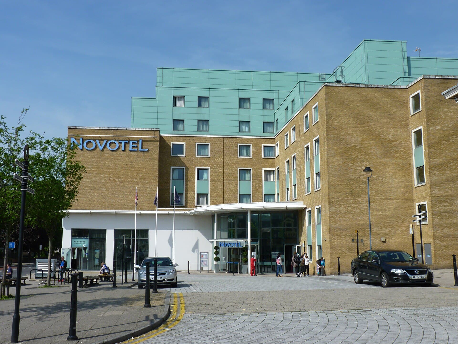 Greenwich Novotel (via Wikimedia Commons, CC BY-SA 2.0)