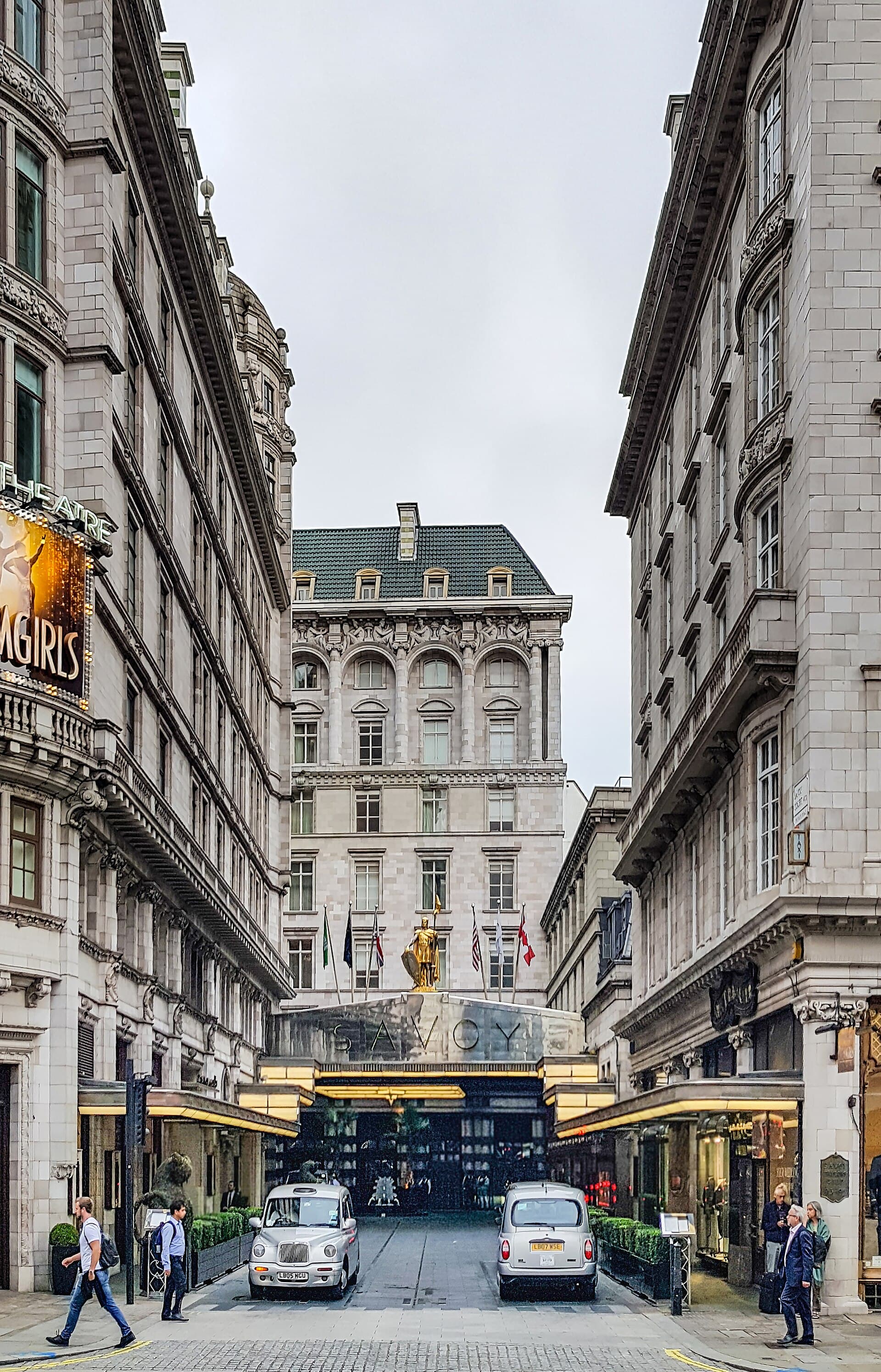 Savoy Hotel (via Wikimedia Commons, CC BY-SA 4.0)
