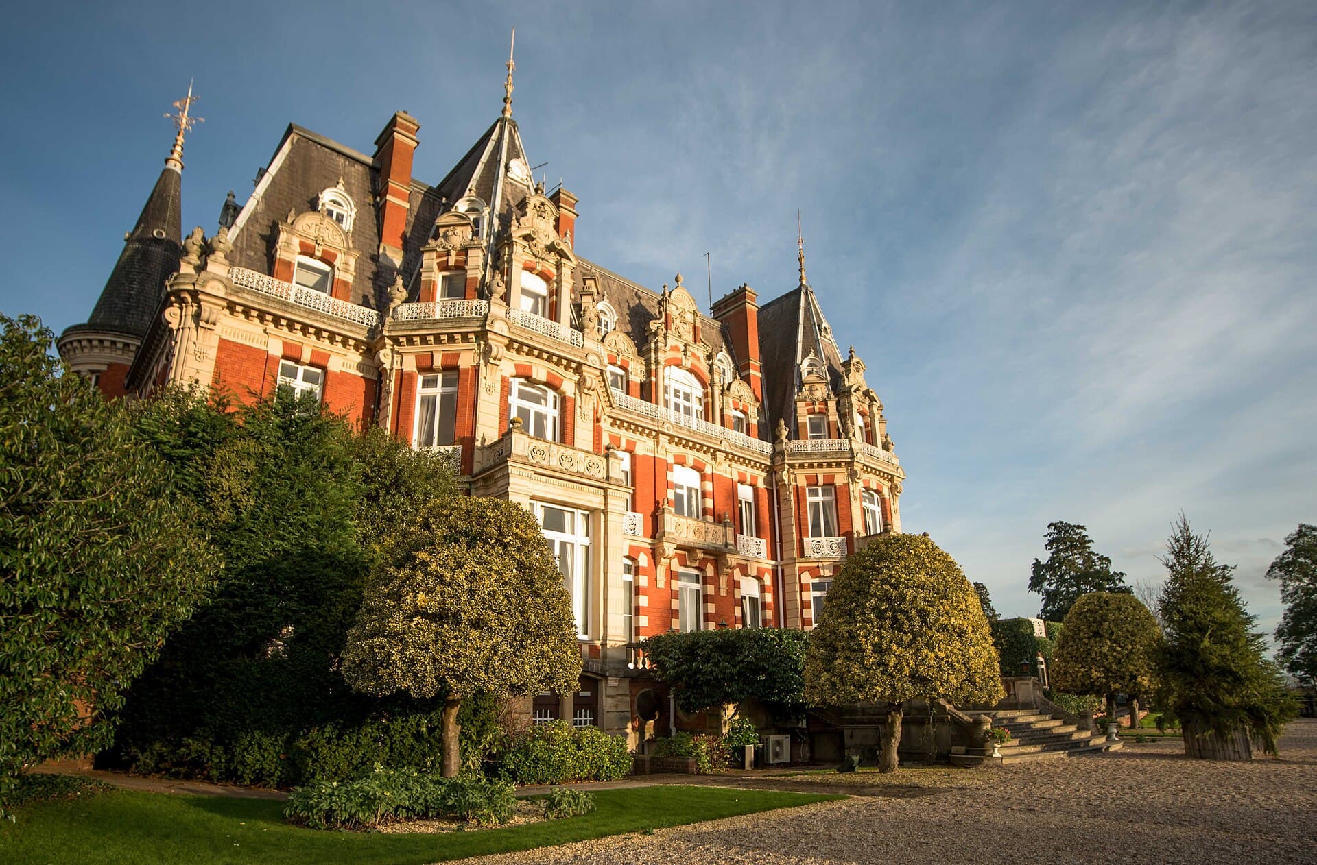 Chateau Impney Hotel (via Wikimedia Commons, CC BY-SA 4.0)