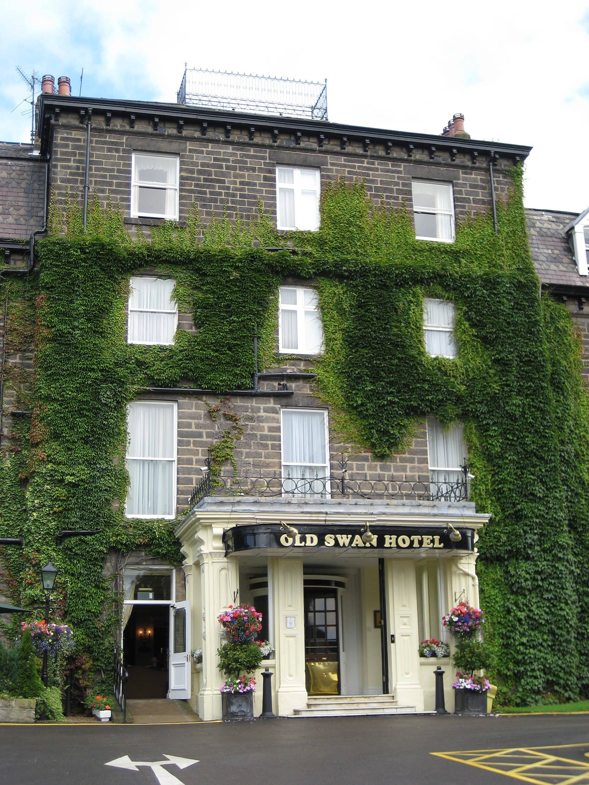 The Old Swan (via Wikimedia Commons, CC BY 3.0)