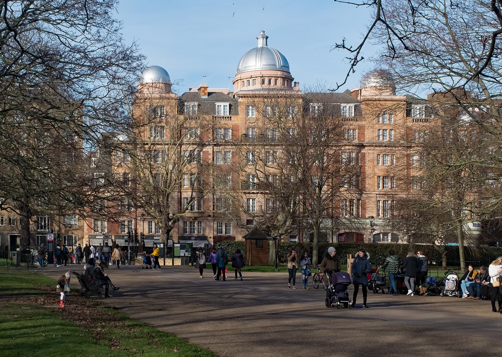 Hilton London Hyde Park (via Wikimedia Commons, CC BY-SA 2.0)