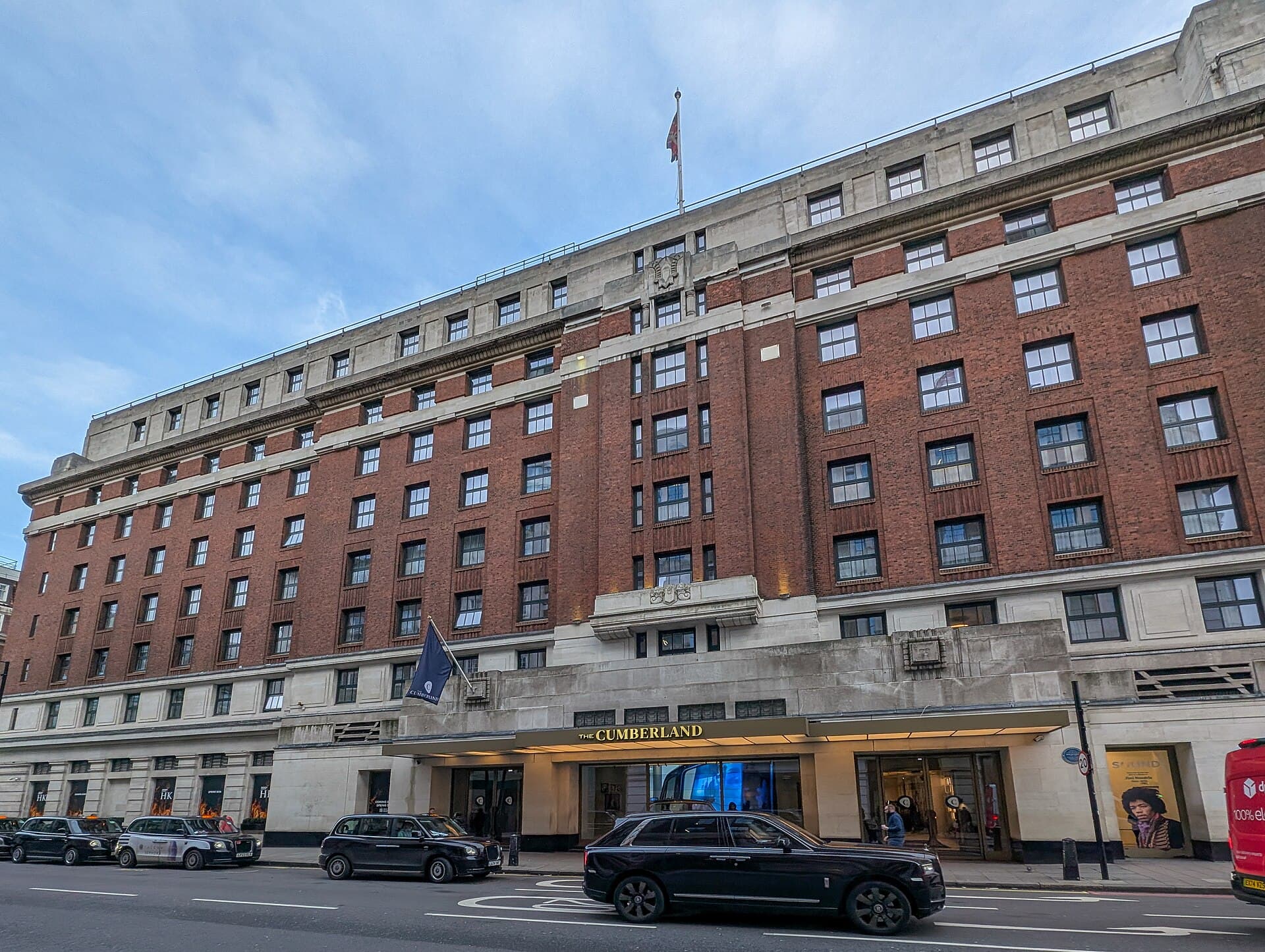 The Cumberland Hotel (via Wikimedia Commons, CC BY-SA 4.0)