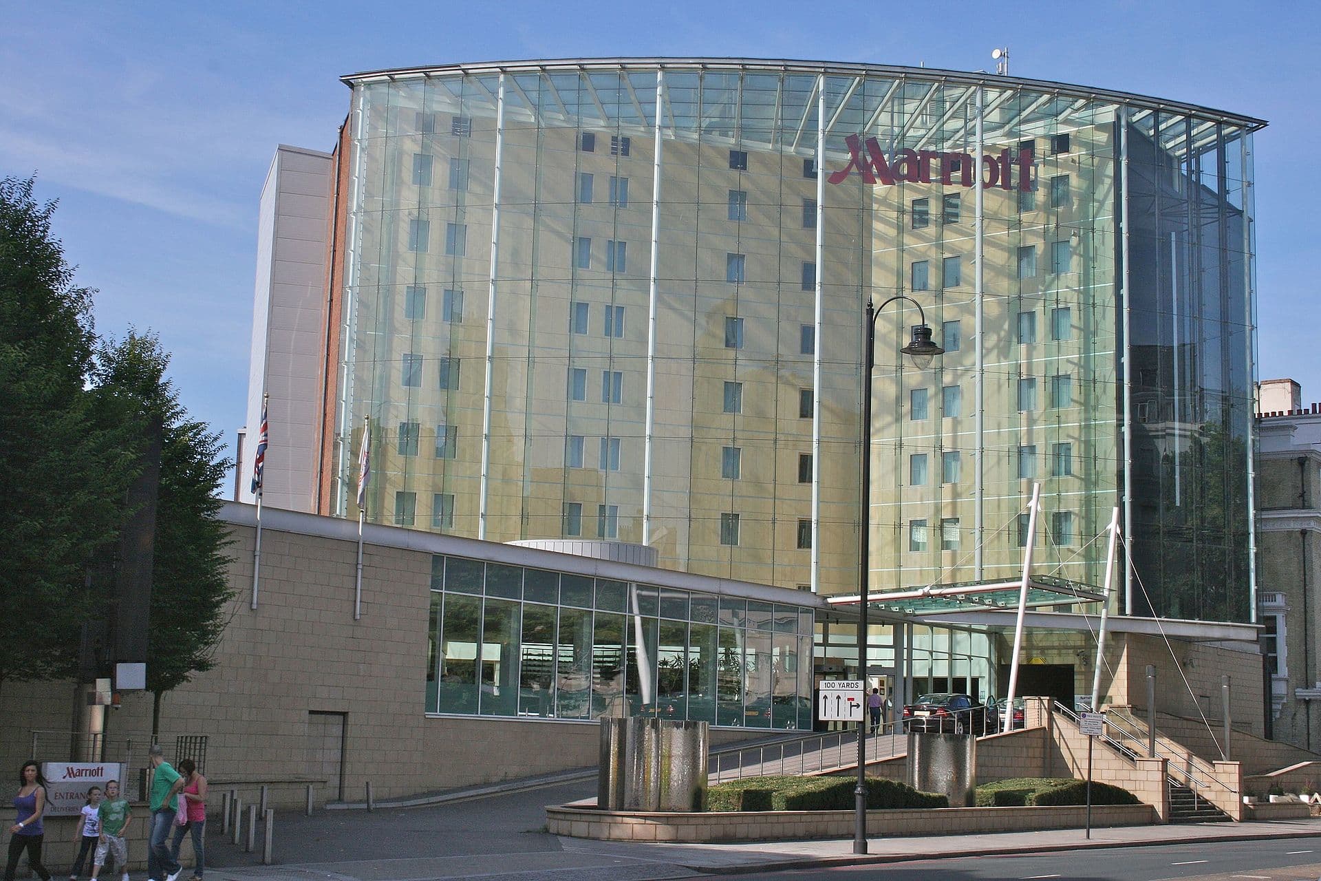 Marriott Hotel Kensington (via Wikimedia Commons, CC BY-SA 4.0)