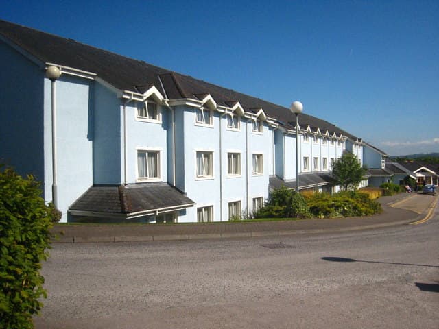 North Lakes Hotel & Spa (via Wikimedia Commons, CC BY-SA 2.0)