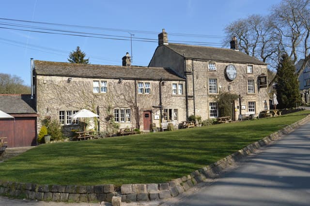 The Lister Arms Hotel (via Wikimedia Commons, CC BY-SA 2.0)