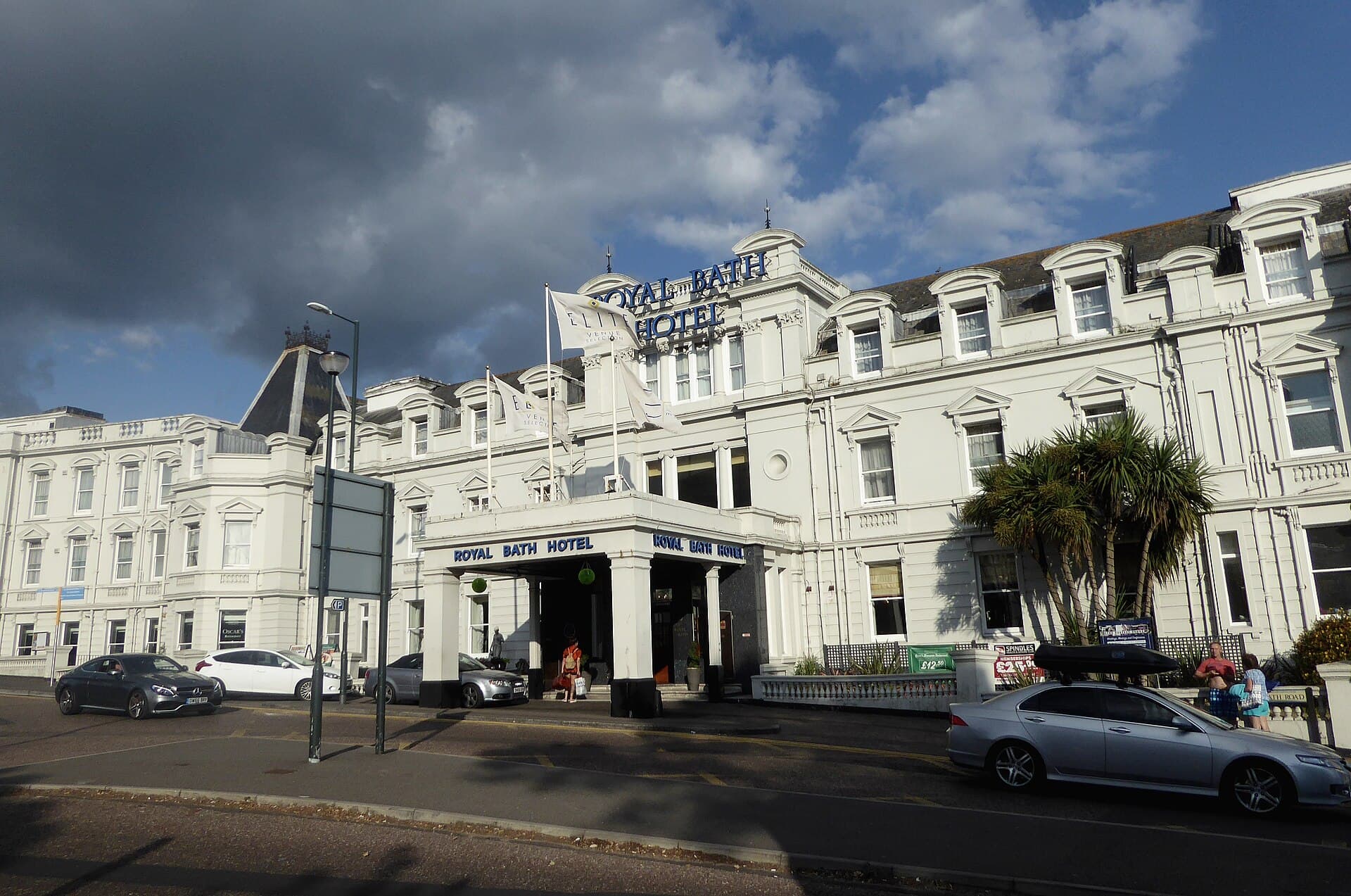 Royal Bath Hotel (via Wikimedia Commons, CC BY-SA 4.0)