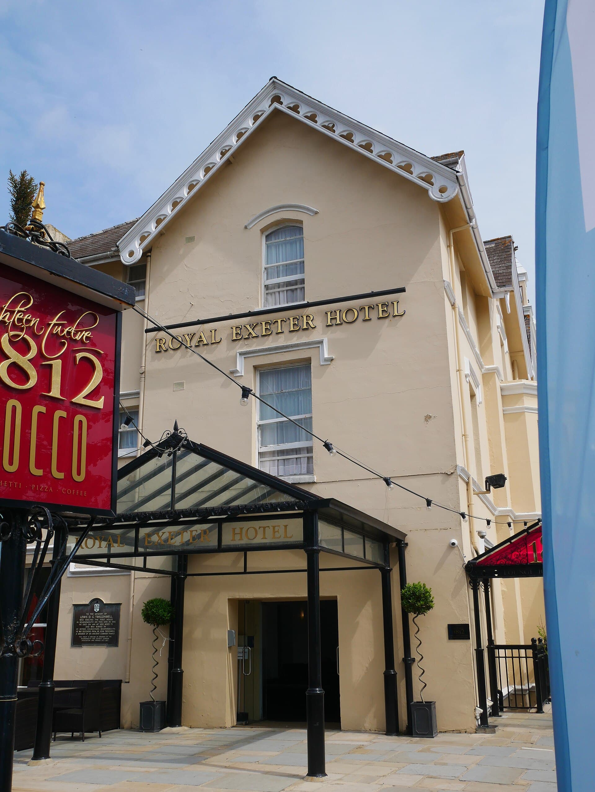 Royal Exeter Hotel (via Wikimedia Commons, CC BY-SA 4.0)